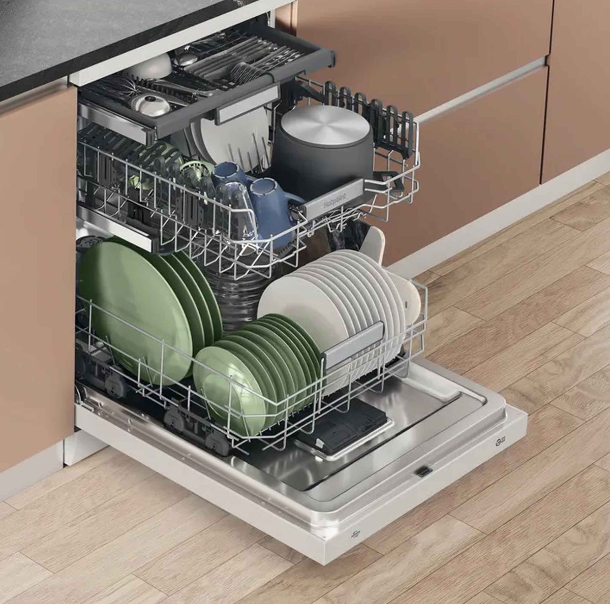 Hotpoint H7FHS41UK Freestanding 15 Place Setting Dishwasher - White